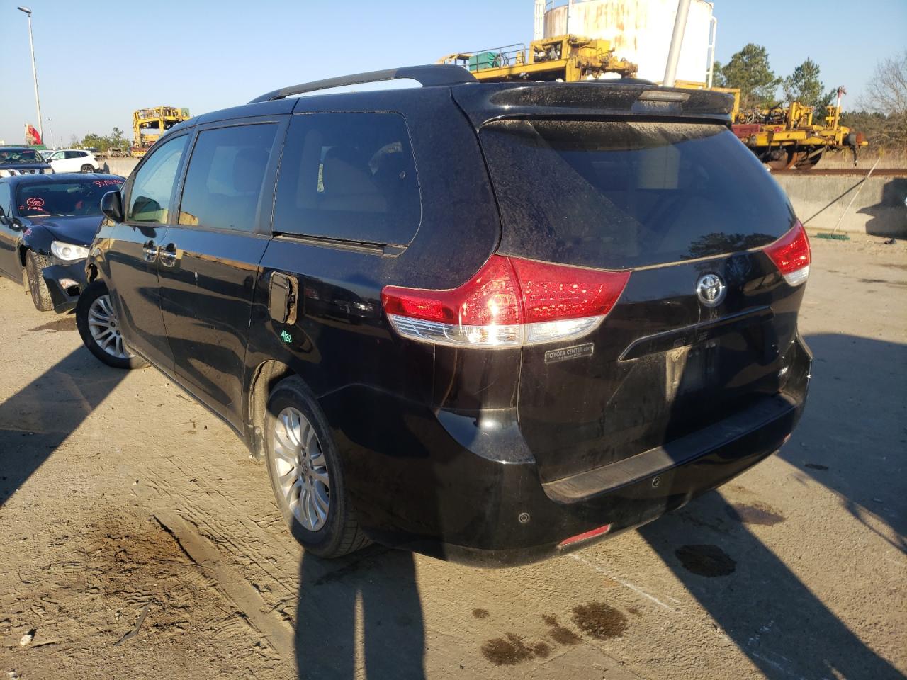 Photo 3 from auction – 2014 TOYOTA SIENNA XLE with VIN 5TDYK3DC9ES461155