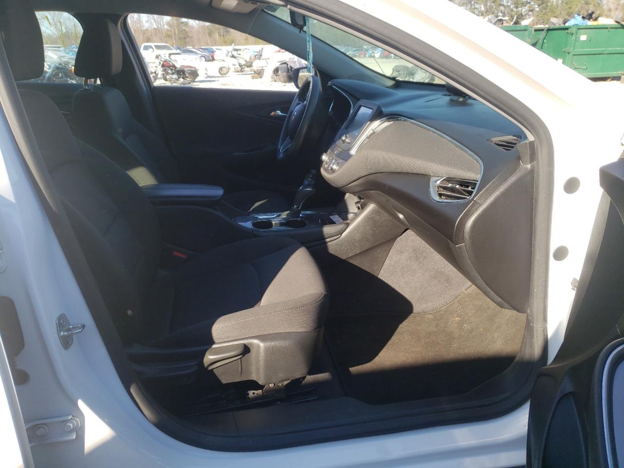 Photo 5 from auction – 2018 CHEVROLET MALIBU LT with VIN 1G1ZD5ST4JF266189