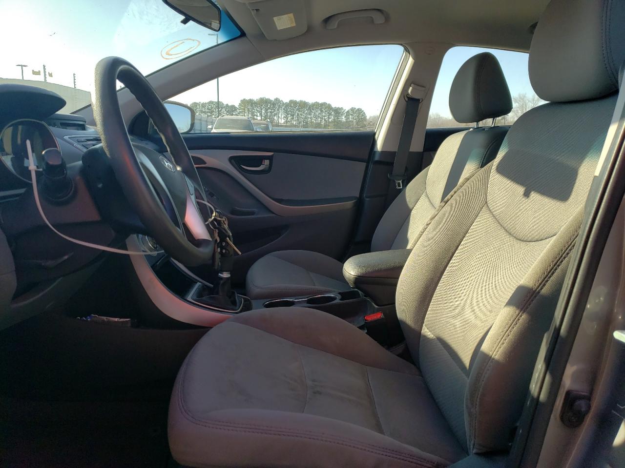 Photo 5 from auction – 2012 HYUNDAI ELANTRA GL with VIN 5NPDH4AE4CH116630