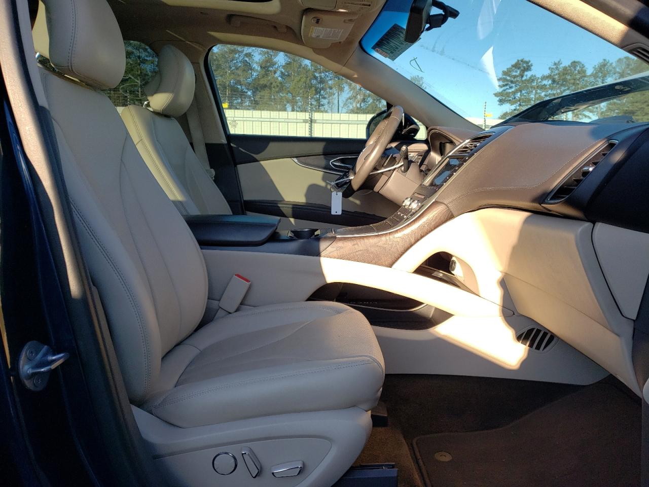 Zdjęcie 5 z aukcji – 2017 LINCOLN MKX RESERV z VIN 2LMPJ6LP2HBL34337