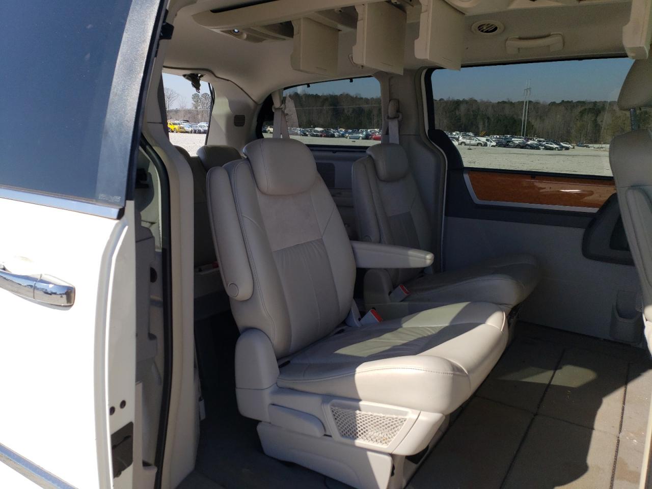 Photo 6 from auction – 2008 CHRYSLER TOWN & COU with VIN 2A8HR64X58R689286