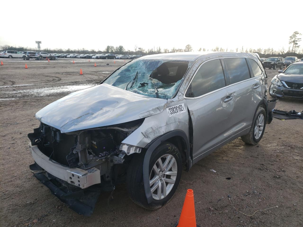 Photo 2 from auction – 2015 TOYOTA HIGHLANDER with VIN 5TDZARFH7FS012190
