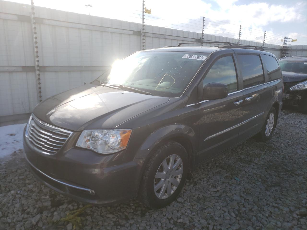 Photo 2 from auction – 2015 CHRYSLER TOWN & COU with VIN 2C4RC1BG1FR753355