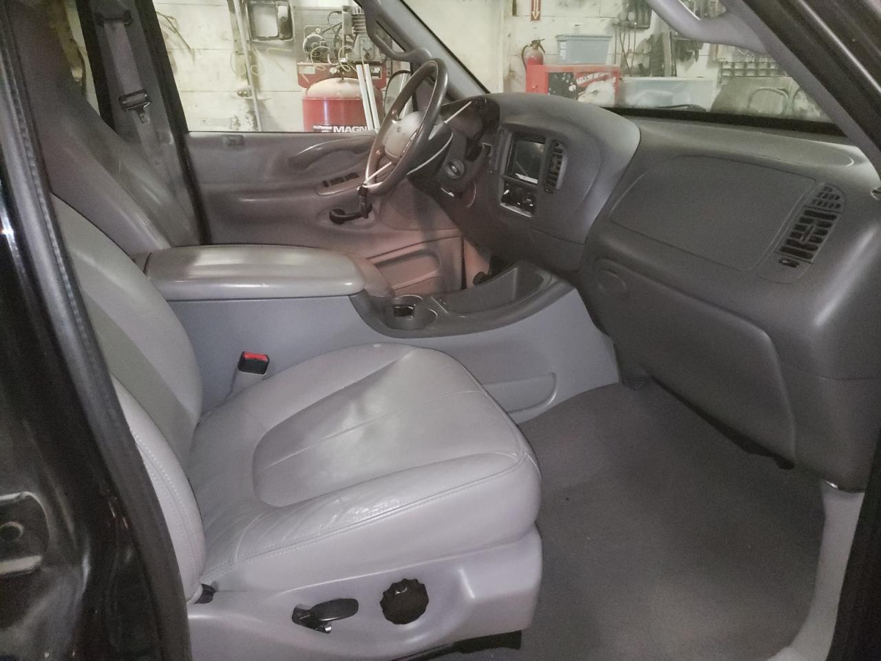 Photo 5 from auction – 2000 FORD EXPEDITION with VIN 1FMRU1565YLA84451