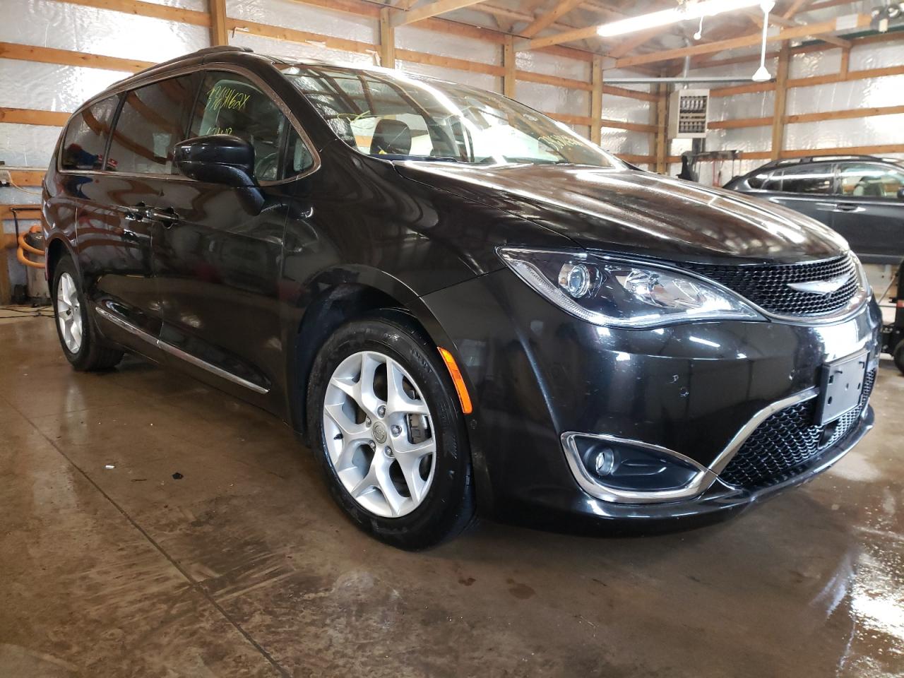 CHRYSLER PACIFICA T 2017 with VIN 2C4RC1EG5HR683907 - Photo from auction