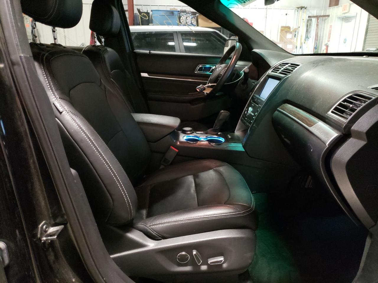 Photo 5 from auction – 2016 FORD EXPLORER L with VIN 1FM5K8F87GGC49324