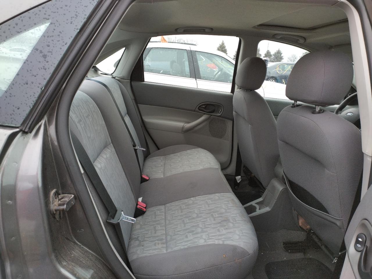 Photo 6 from auction – 2005 FORD FOCUS ZX4 with VIN 1FAFP34N75W285058
