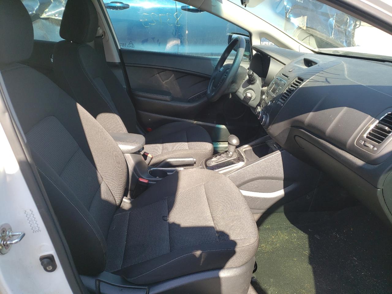 Photo 5 from auction – 2017 KIA FORTE LX with VIN KNAFK5A80H5700277