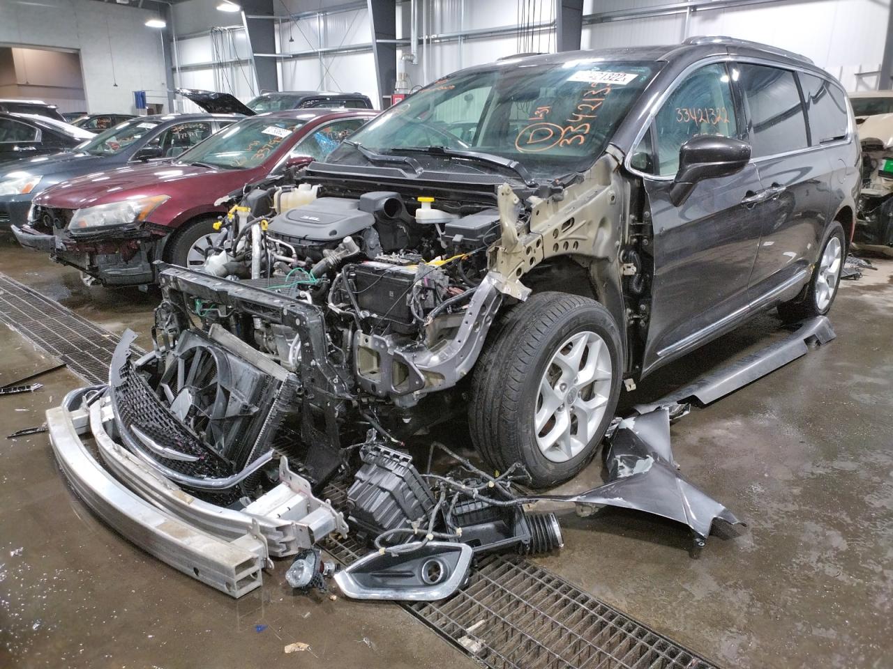 Photo 2 from auction – 2017 CHRYSLER PACIFICA T with VIN 2C4RC1EG6HR763975