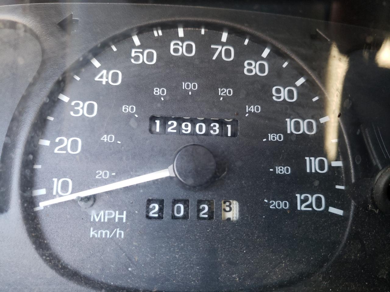 Photo 8 from auction – 2000 FORD ESCORT with VIN 3FAFP13P0YR175340