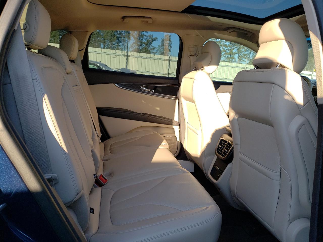 Photo 6 from auction – 2017 LINCOLN MKX RESERV with VIN 2LMPJ6LP2HBL34337