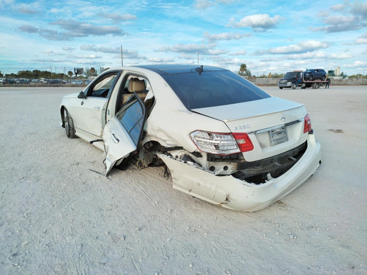 Photo 3 from auction – 2011 MERCEDES-BENZ E 350 with VIN WDDHF5GB5BA514077