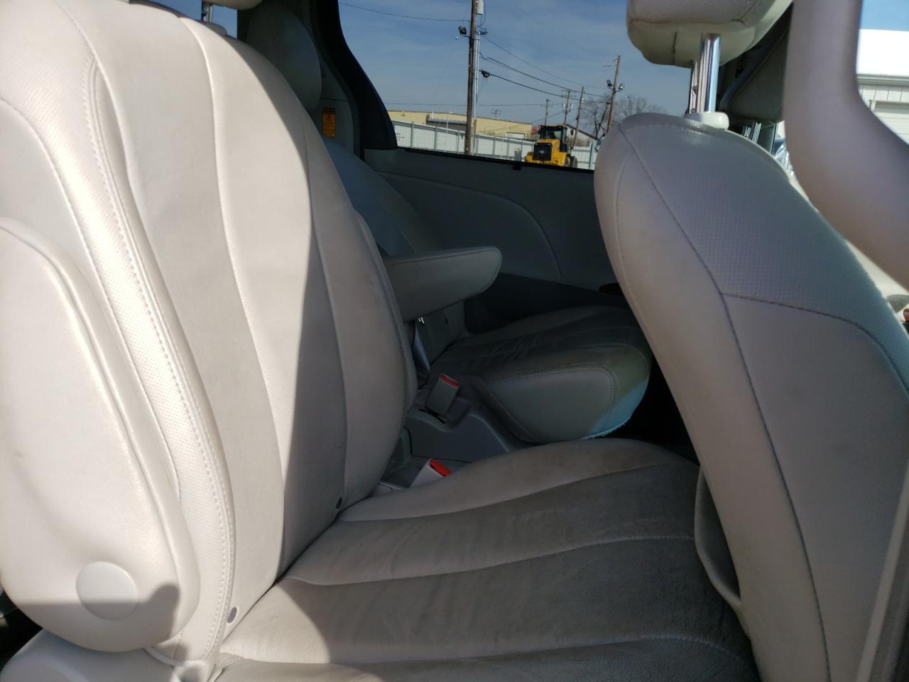 Photo 6 from auction – 2014 TOYOTA SIENNA XLE with VIN 5TDYK3DCXES441996
