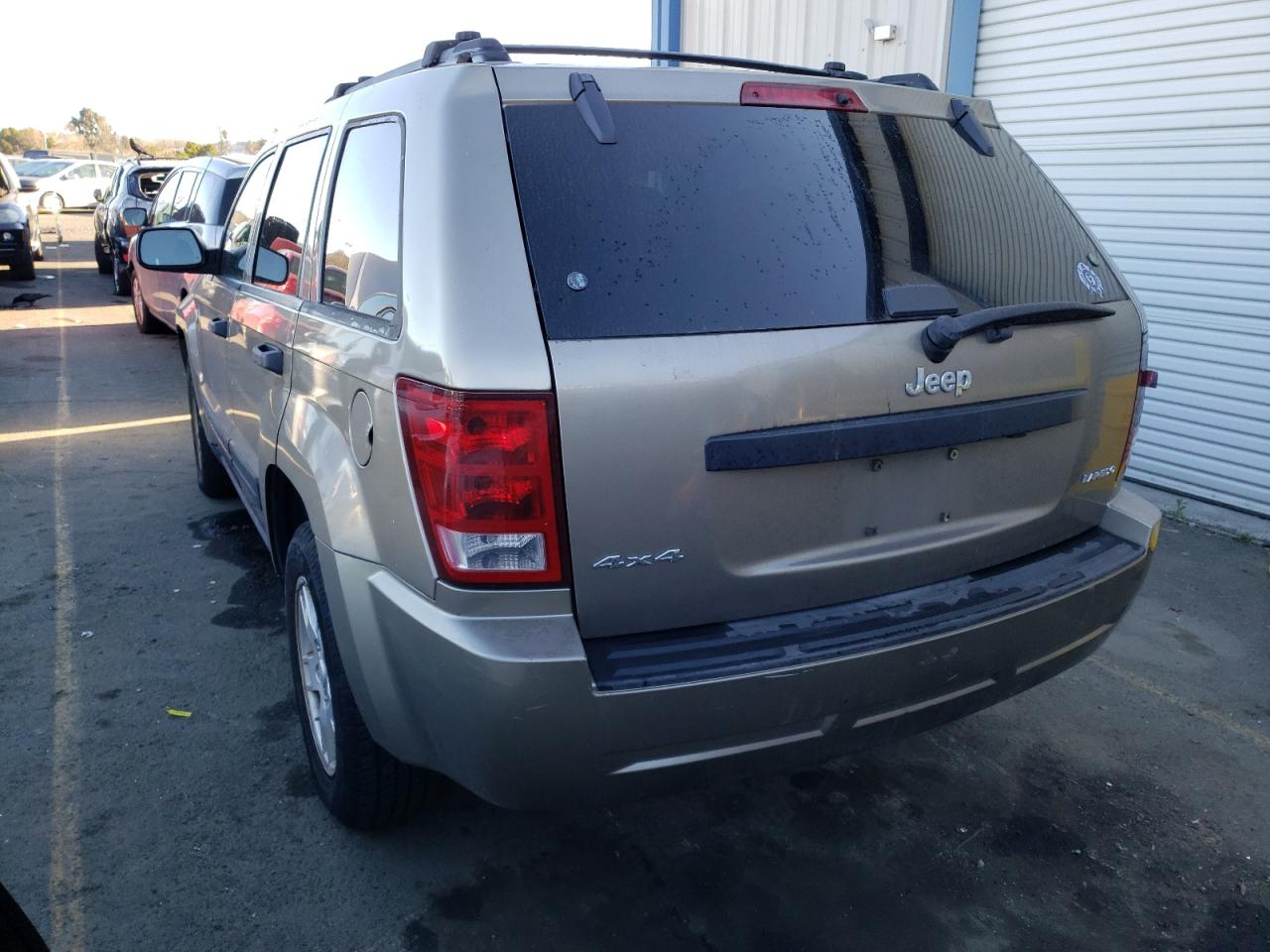 Photo 3 from auction – 2005 JEEP CHEROKEE with VIN 1J4HR48NX5C702102