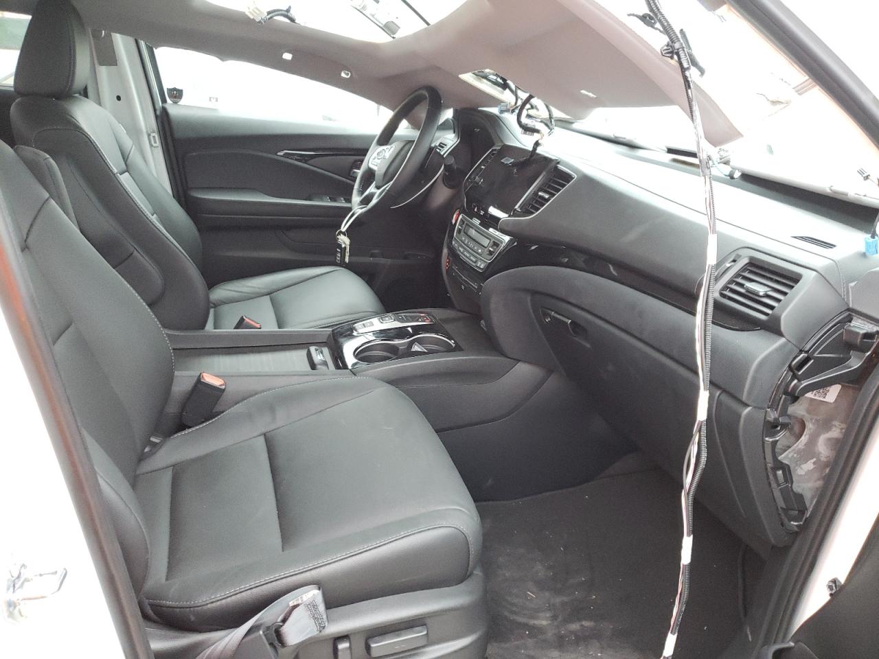 Photo 5 from auction – 2021 HONDA PILOT TOUR with VIN 5FNYF5H69MB015174