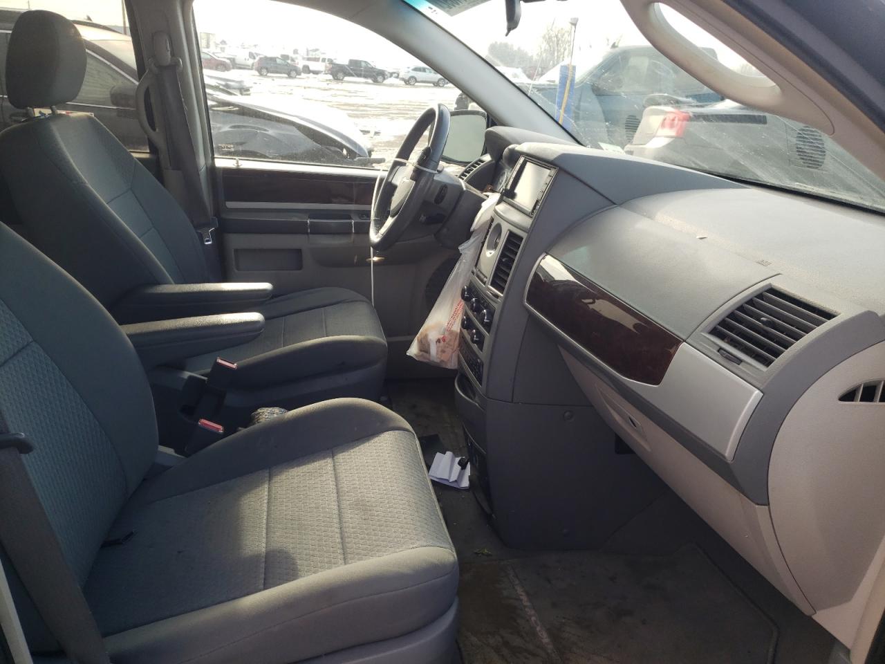 Photo 5 from auction – 2010 CHRYSLER TOWN & COU with VIN 2A4RR5D17AR149732