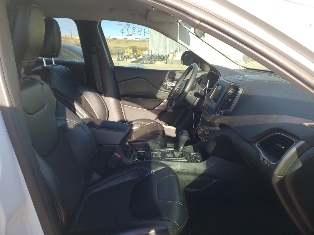 Photo 5 from auction – 2019 JEEP CHEROKEE L with VIN 1C4PJLLBXKD175412