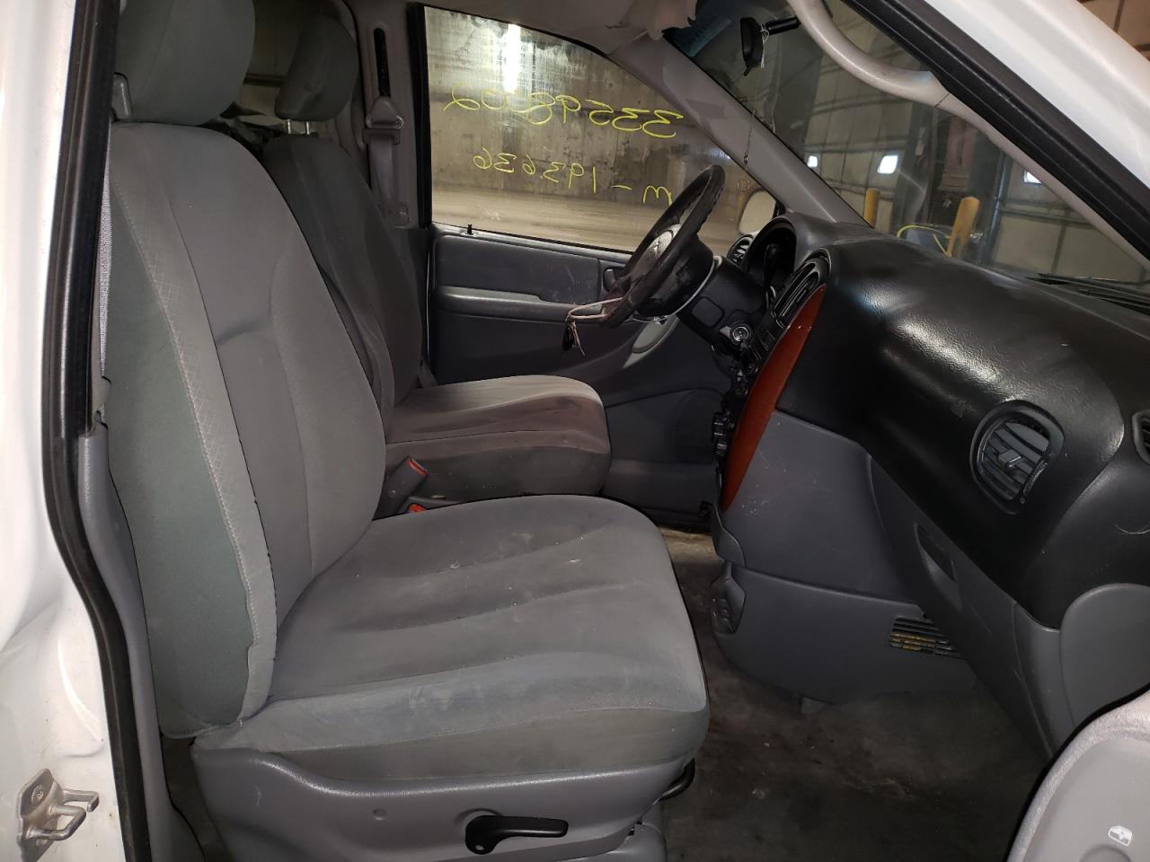 Photo 5 from auction – 2007 CHRYSLER TOWN & COU with VIN 2A4GP44R87R353347