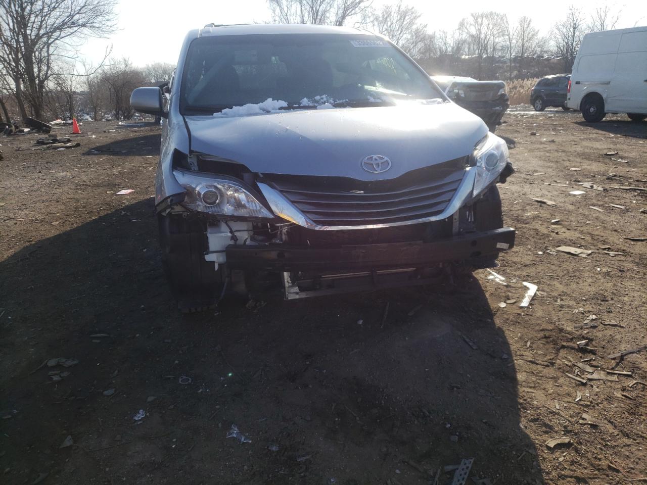 Photo 9 from auction – 2015 TOYOTA SIENNA XLE with VIN 5TDYK3DC6FS538727