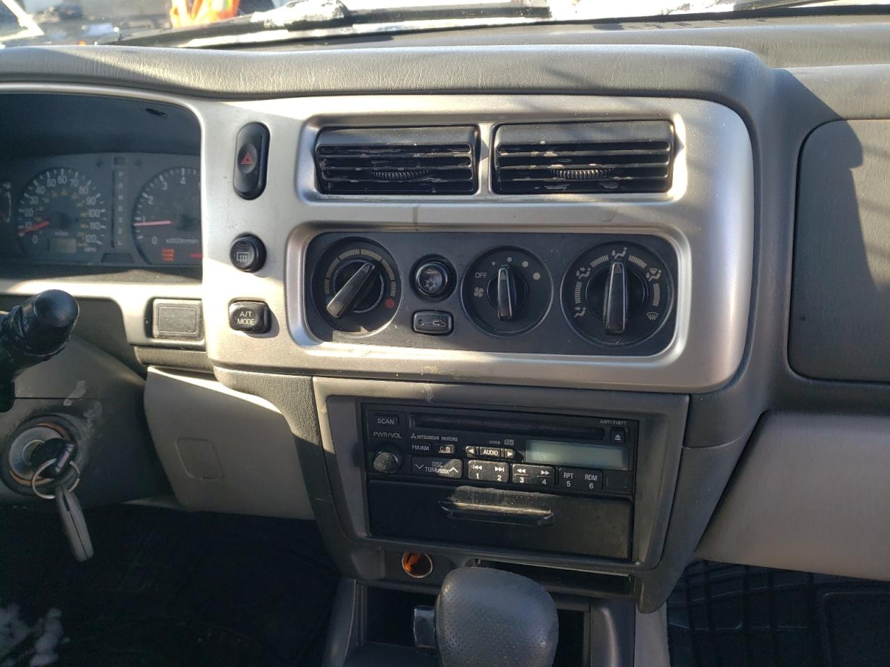 Photo 9 from auction – 2001 MITSUBISHI MONTERO with VIN JA4MT31R91P057288