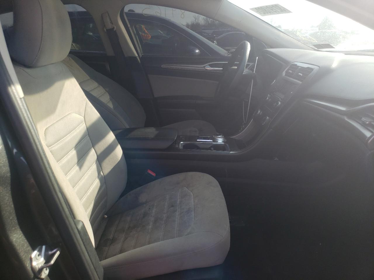 Photo 5 from auction – 2017 FORD FUSION S with VIN 3FA6P0G78HR198112