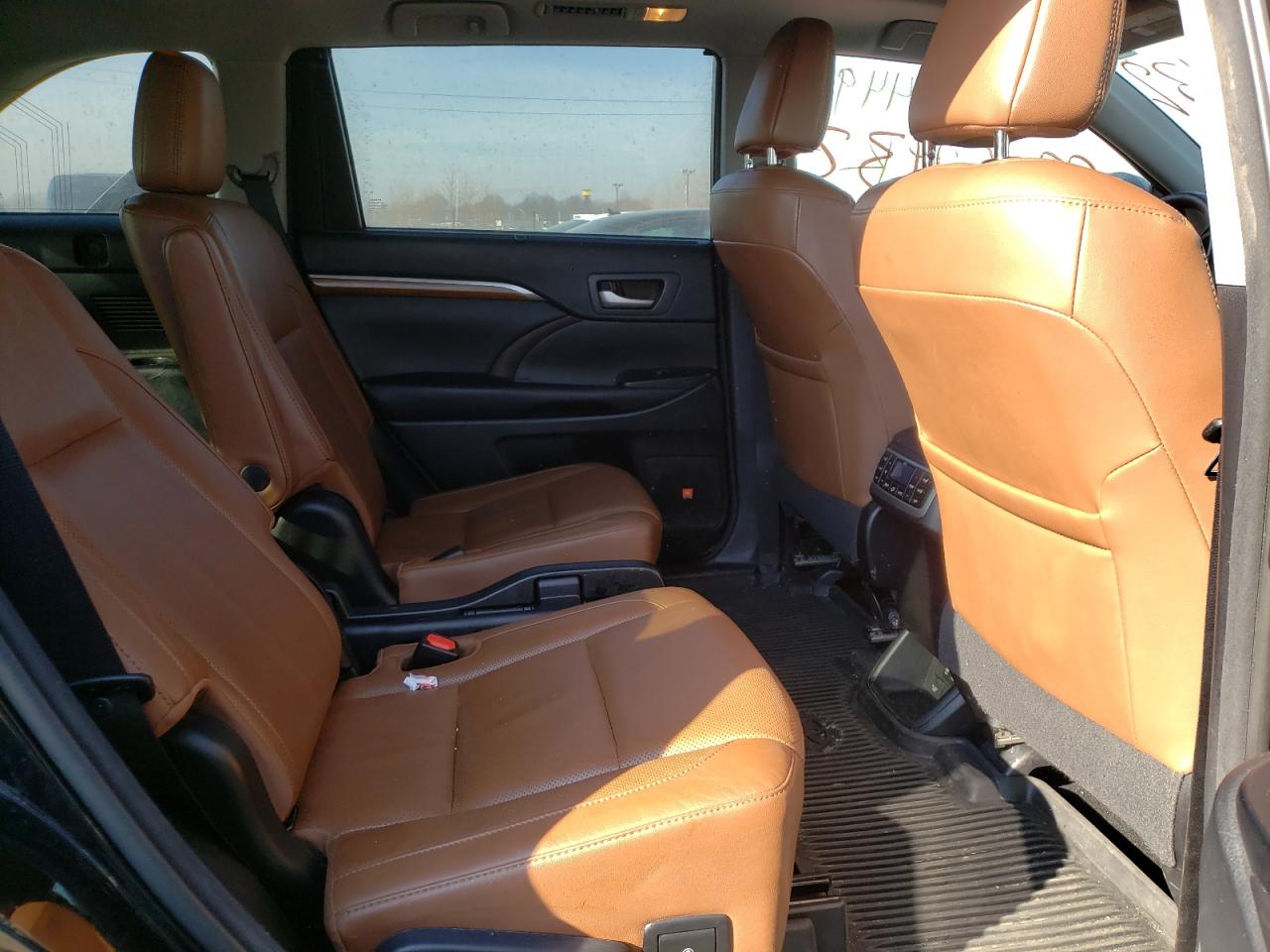 Photo 6 from auction – 2017 TOYOTA HIGHLANDER with VIN 5TDDZRFH9HS386449