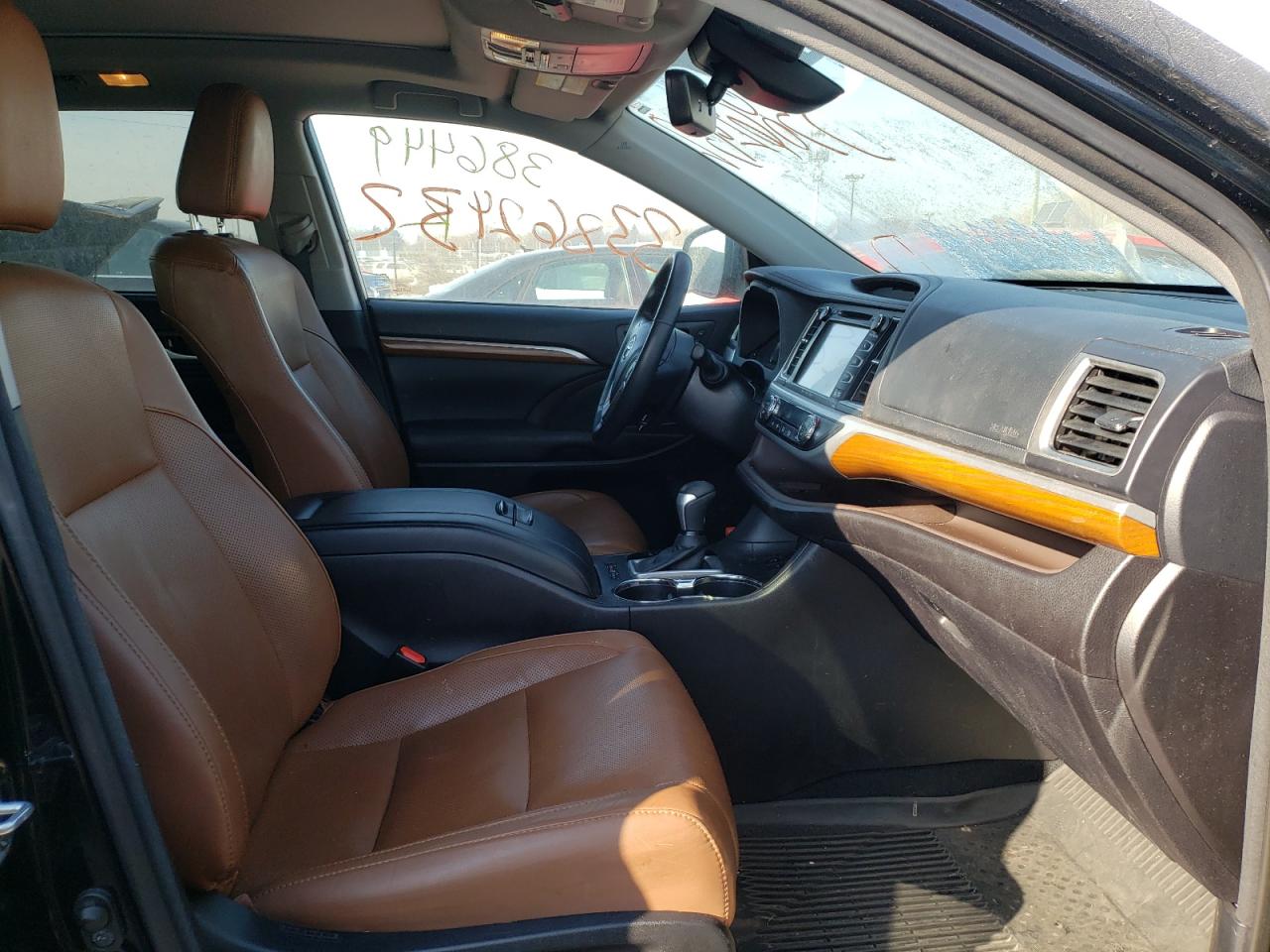 Photo 5 from auction – 2017 TOYOTA HIGHLANDER with VIN 5TDDZRFH9HS386449