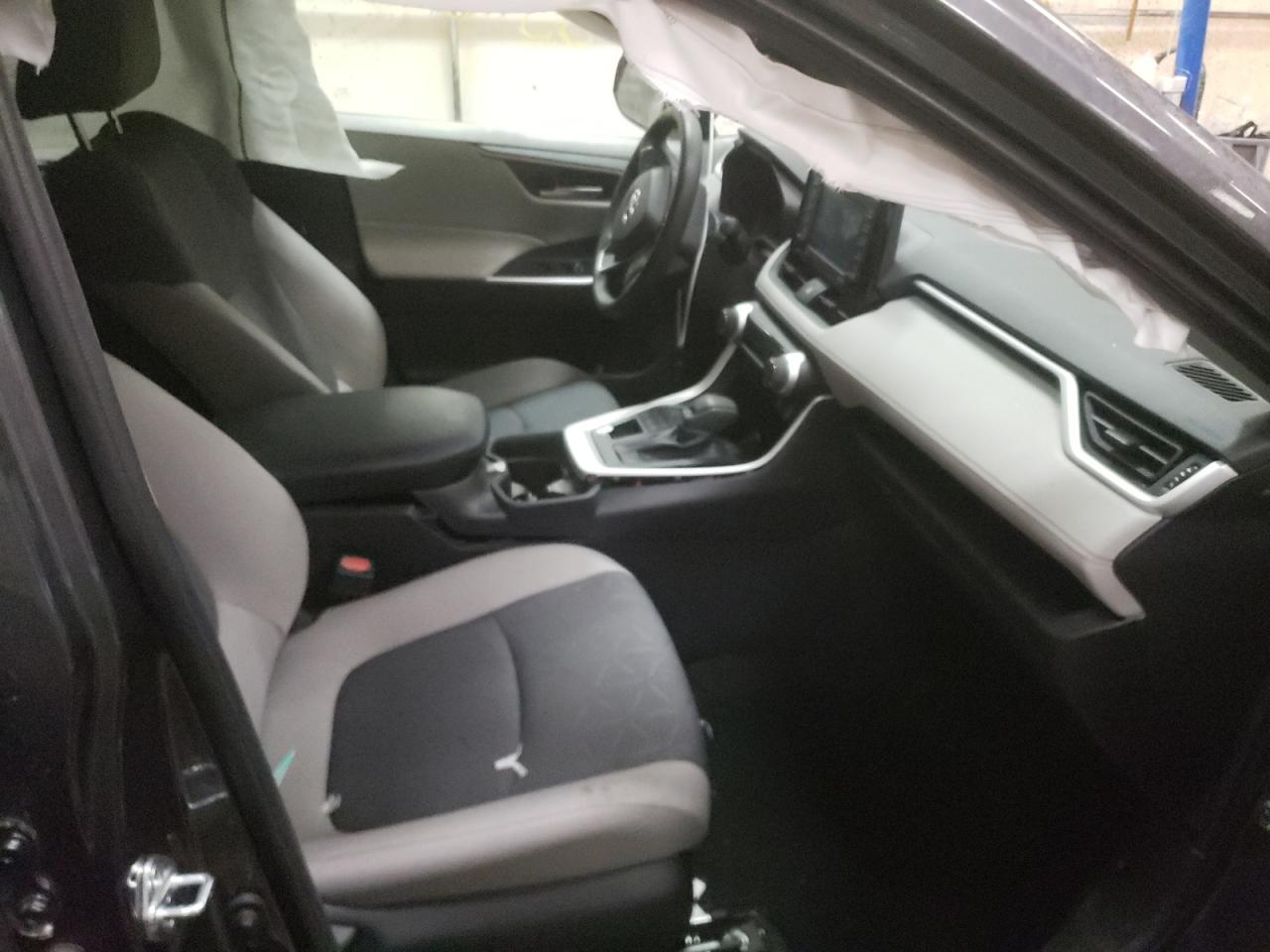 Photo 5 from auction – 2021 TOYOTA RAV4 XLE with VIN 2T3P1RFV3MC186364