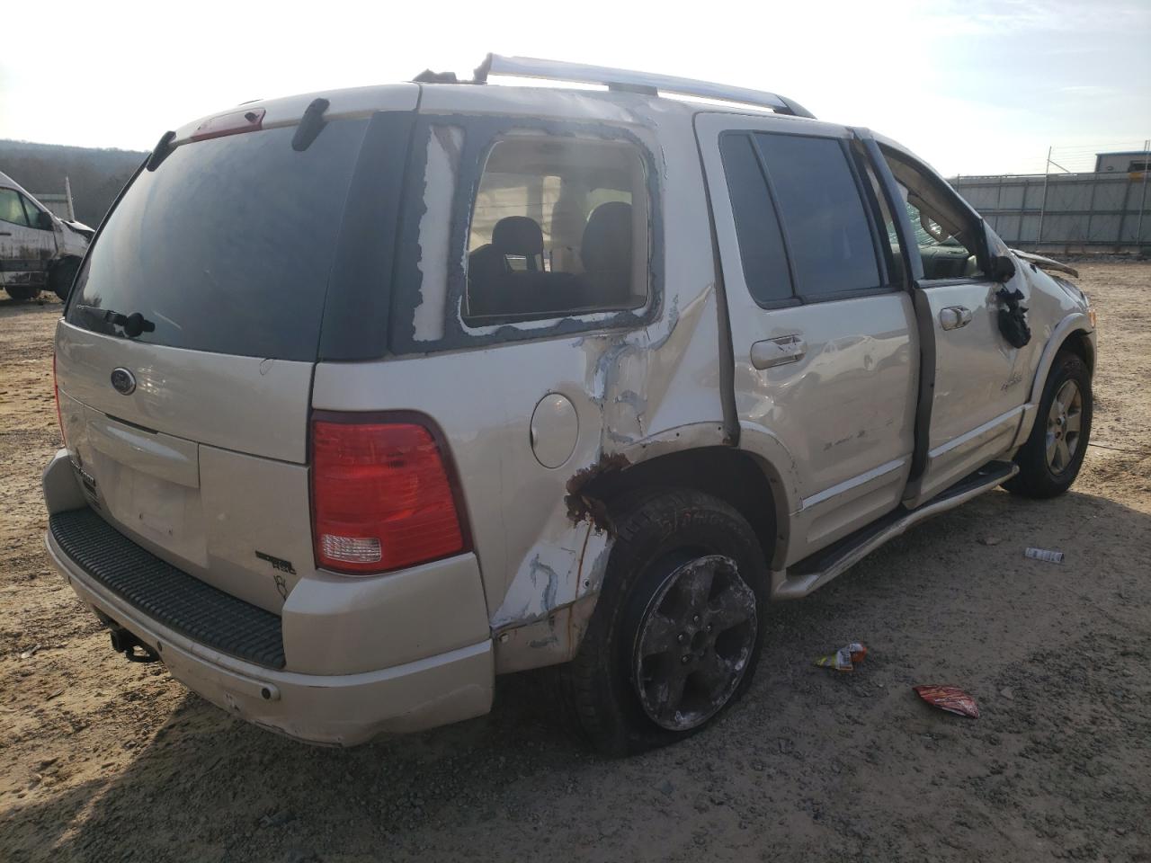 Photo 4 from auction – 2005 FORD EXPLORER L with VIN 1FMDU75W95ZA46954