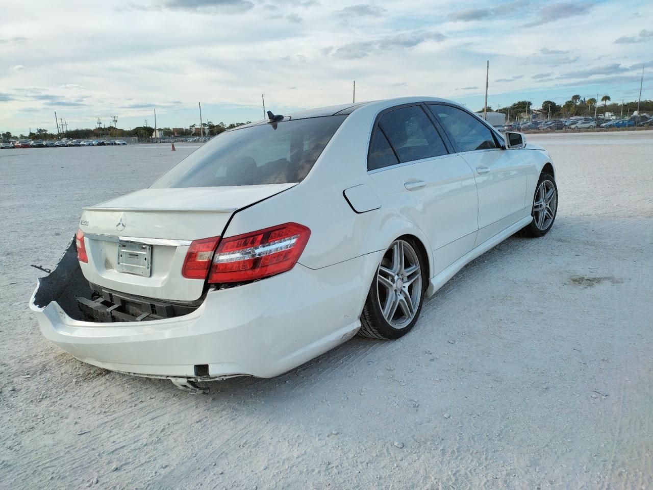 Photo 4 from auction – 2011 MERCEDES-BENZ E 350 with VIN WDDHF5GB5BA514077