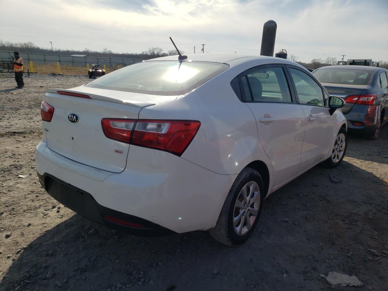 Foto 4 de la subasta – 2014 KIA RIO LX con VIN KNADM4A39E6403322