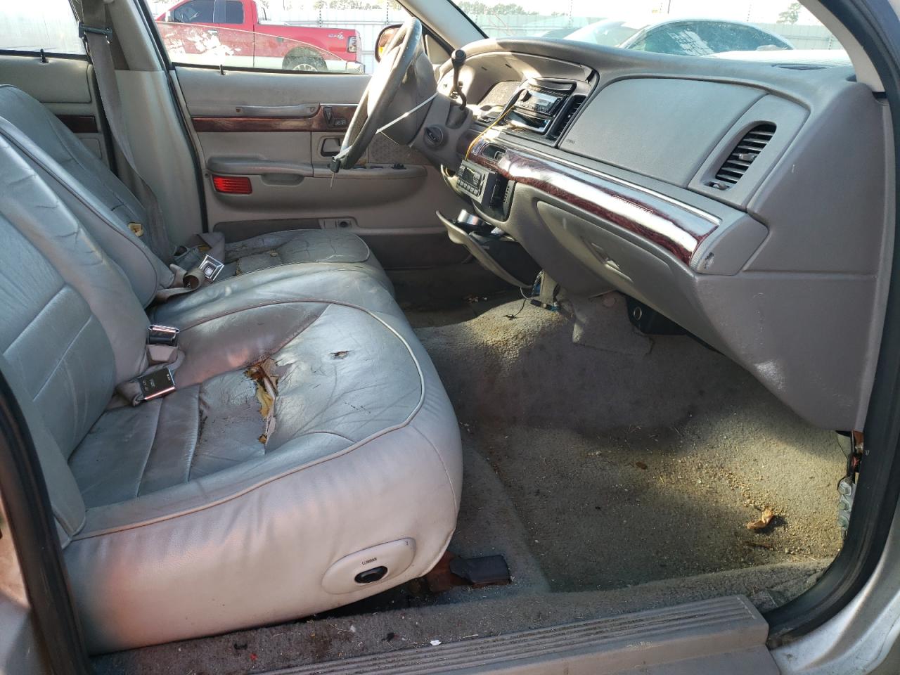 Photo 5 from auction – 2000 MERCURY GRAND MARQ with VIN 2MEFM75W5YX739073