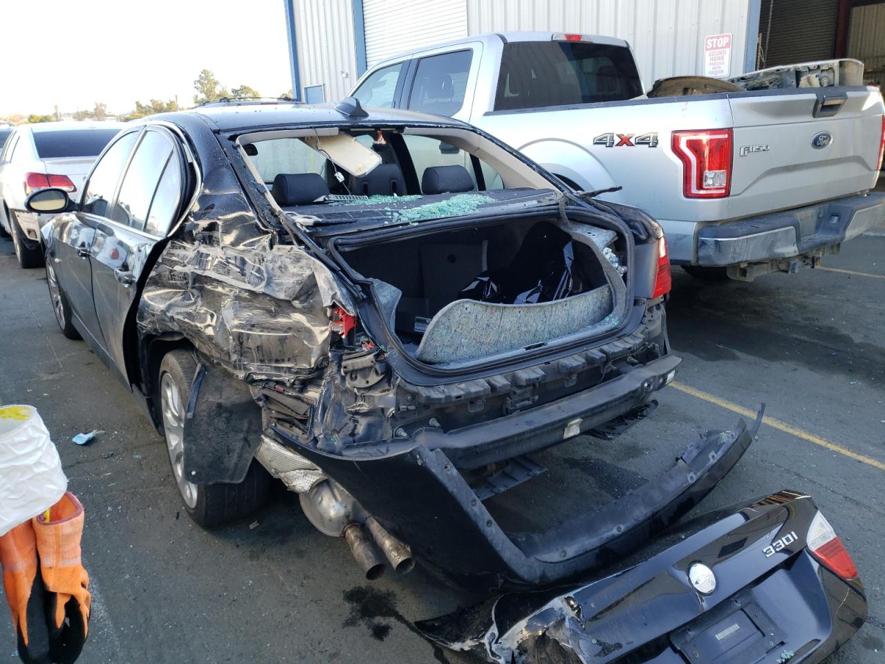 Photo 3 from auction – 2006 BMW 330 I with VIN WBAVB33526PS19287