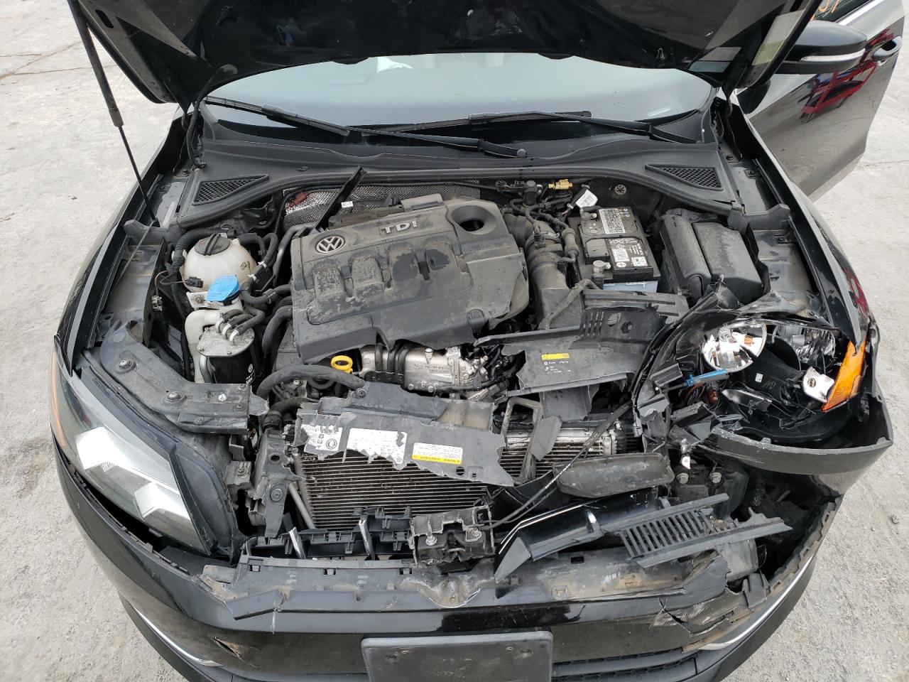 Photo 7 from auction – 2015 VOLKSWAGEN PASSAT SE with VIN 1VWBV7A36FC098497