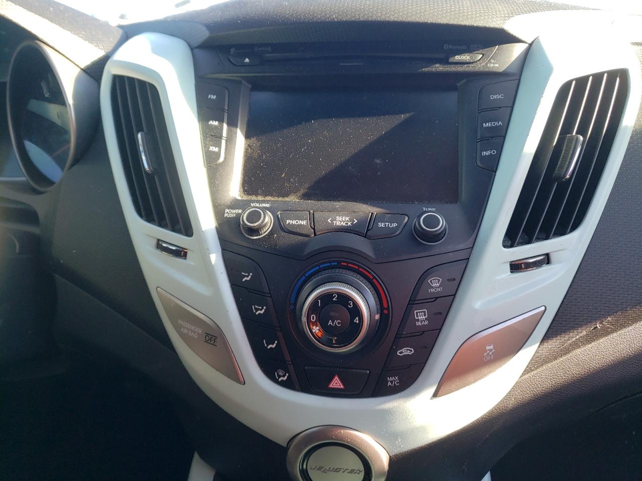 Photo 9 from auction – 2016 HYUNDAI VELOSTER with VIN KMHTC6AD3GU277023
