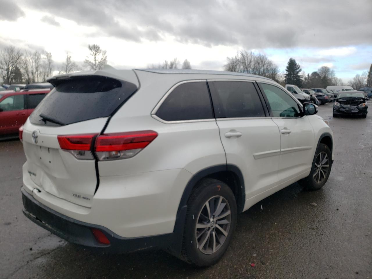 Photo 4 from auction – 2017 TOYOTA HIGHLANDER with VIN 5TDJZRFH8HS438639