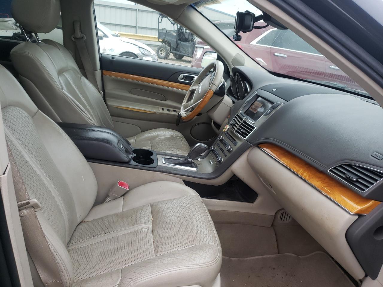 Photo 5 from auction – 2011 LINCOLN MKT with VIN 2LMHJ5FR7BBJ51955