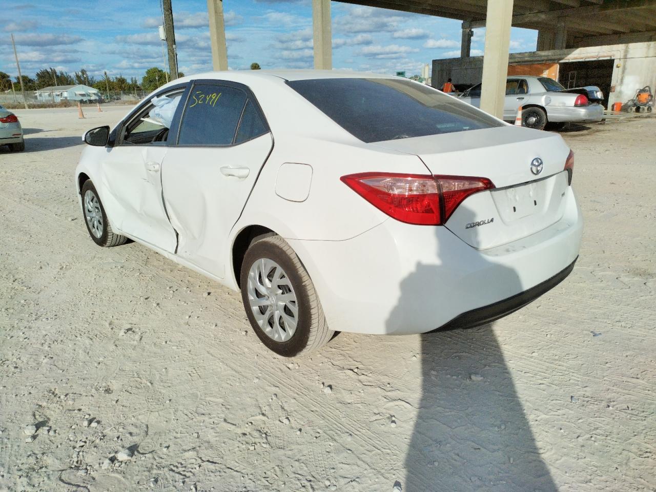 Photo 3 from auction – 2018 TOYOTA COROLLA L with VIN 5YFBURHE0JP850011