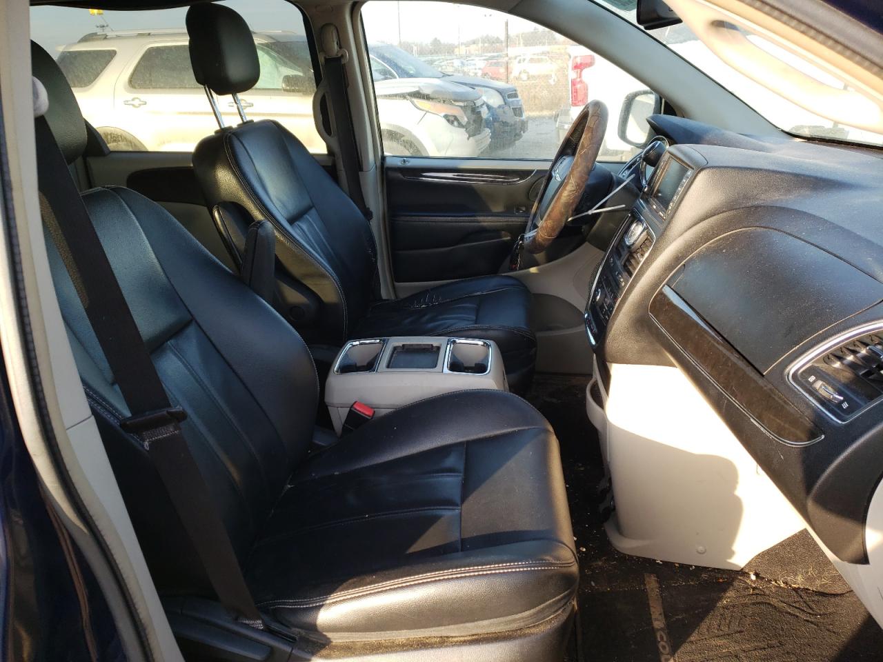 Photo 5 from auction – 2014 CHRYSLER TOWN & COU with VIN 2C4RC1BG2ER156245