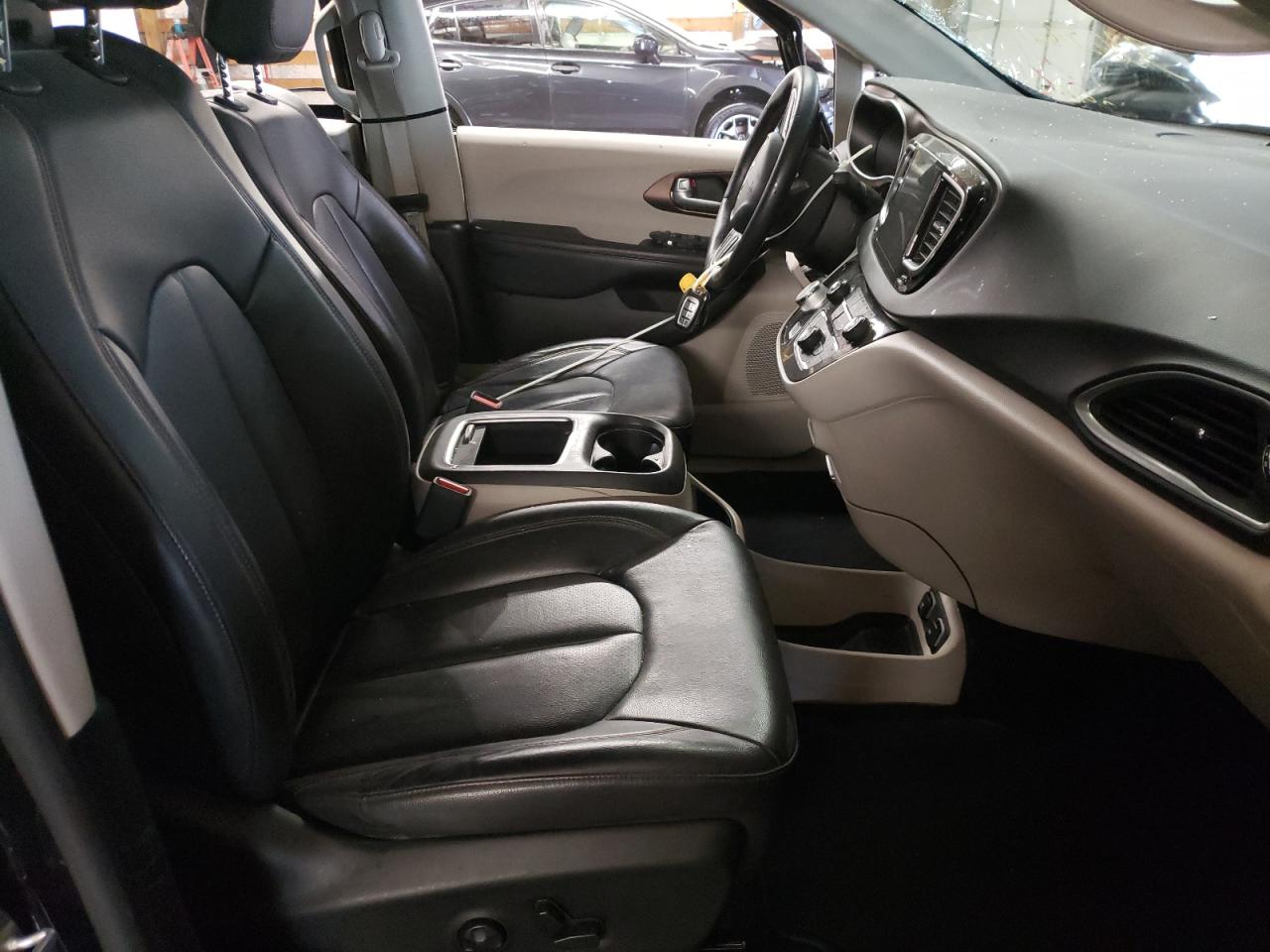 Photo 5 from auction – 2017 CHRYSLER PACIFICA T with VIN 2C4RC1EG5HR683907