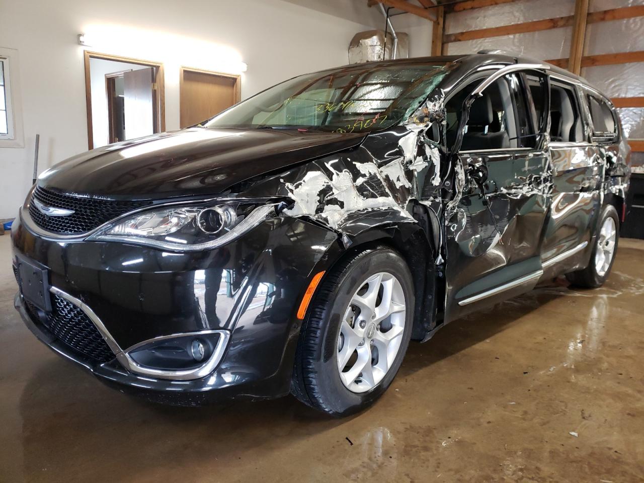 Photo 2 from auction – 2017 CHRYSLER PACIFICA T with VIN 2C4RC1EG5HR683907