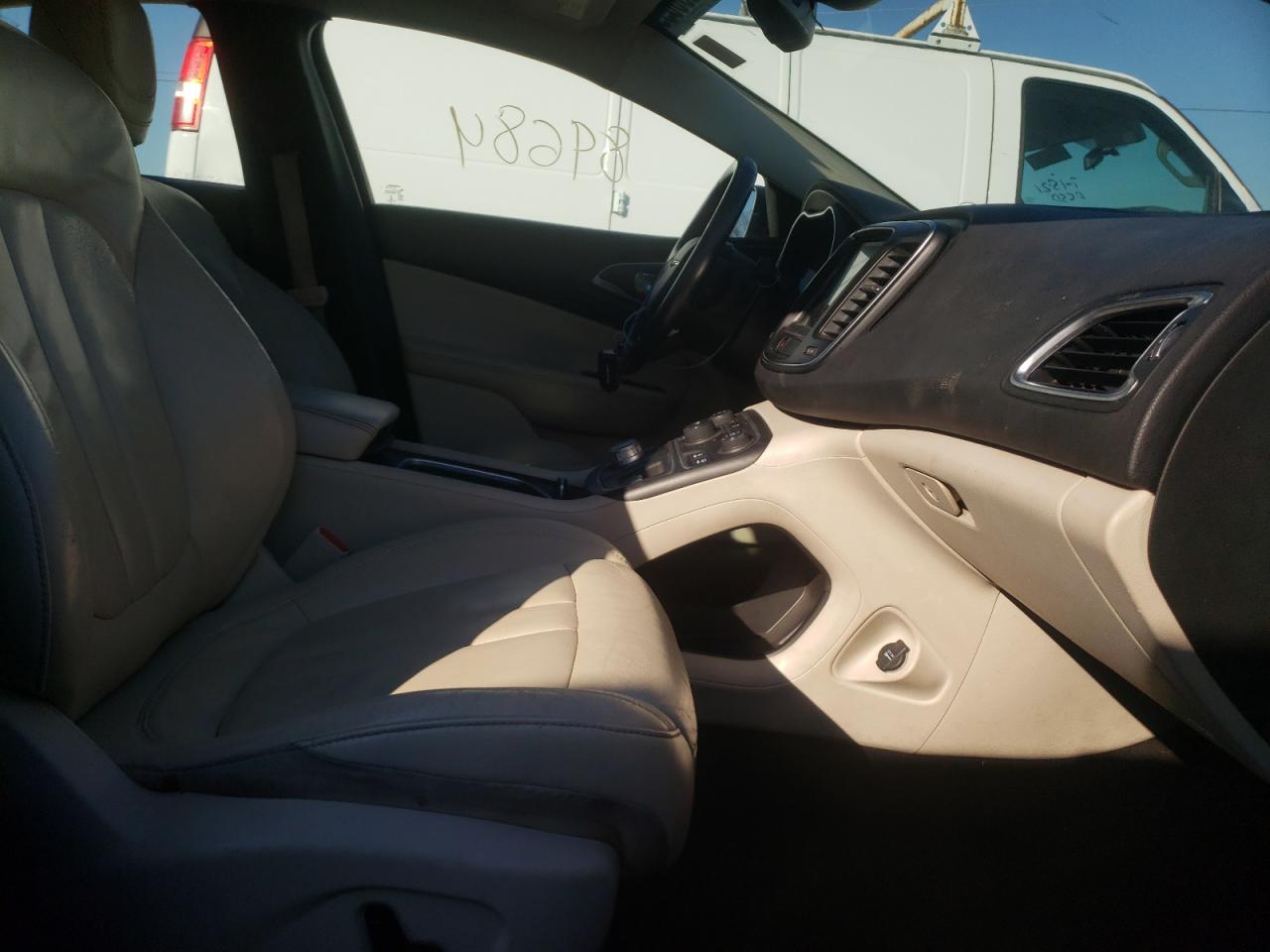 Photo 5 from auction – 2016 CHRYSLER 200 LIMITE with VIN 1C3CCCAB0GN192320