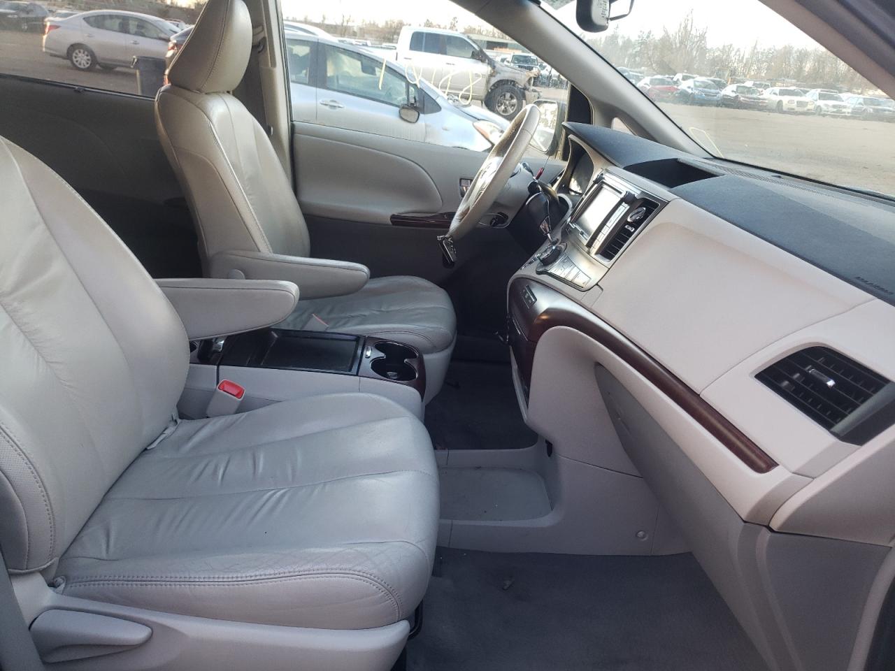 Photo 5 from auction – 2011 TOYOTA SIENNA XLE with VIN 5TDDK3DCXBS011024