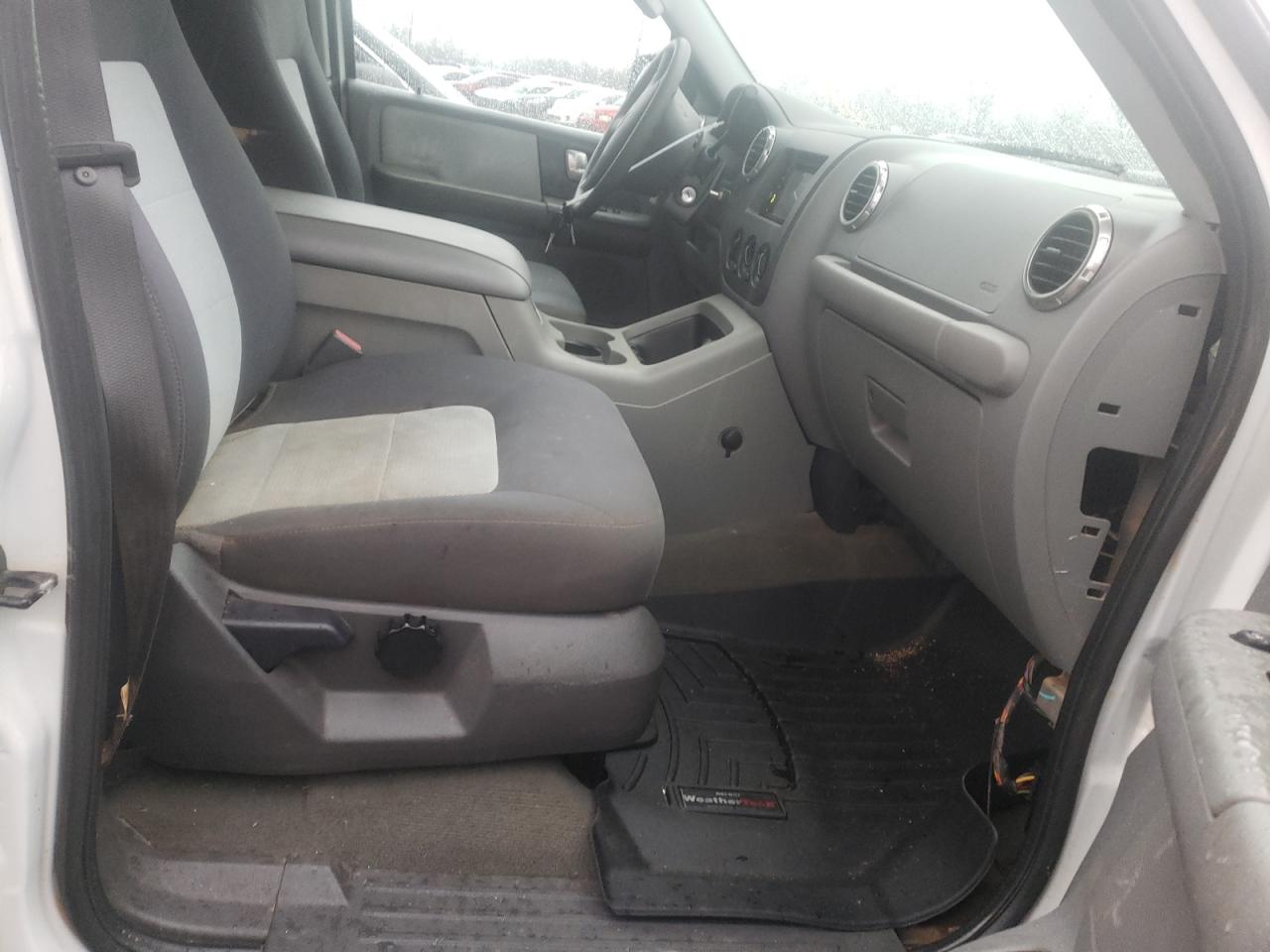 Photo 5 from auction – 2004 FORD EXPEDITION with VIN 1FMRU15W44LB10449