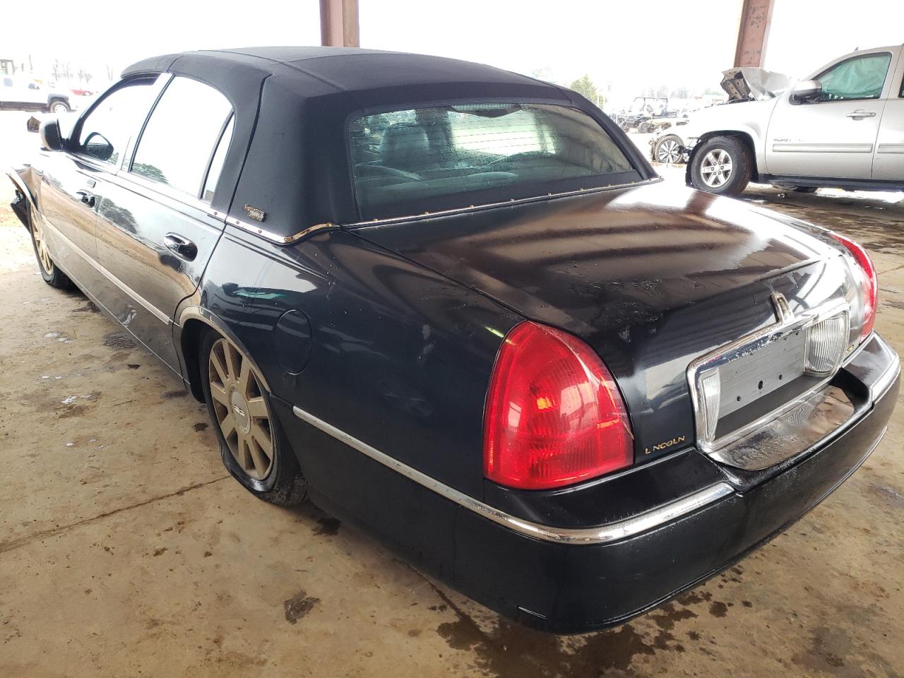 Photo 3 from auction – 2007 LINCOLN TOWN CAR S with VIN 1LNHM82V37Y617561