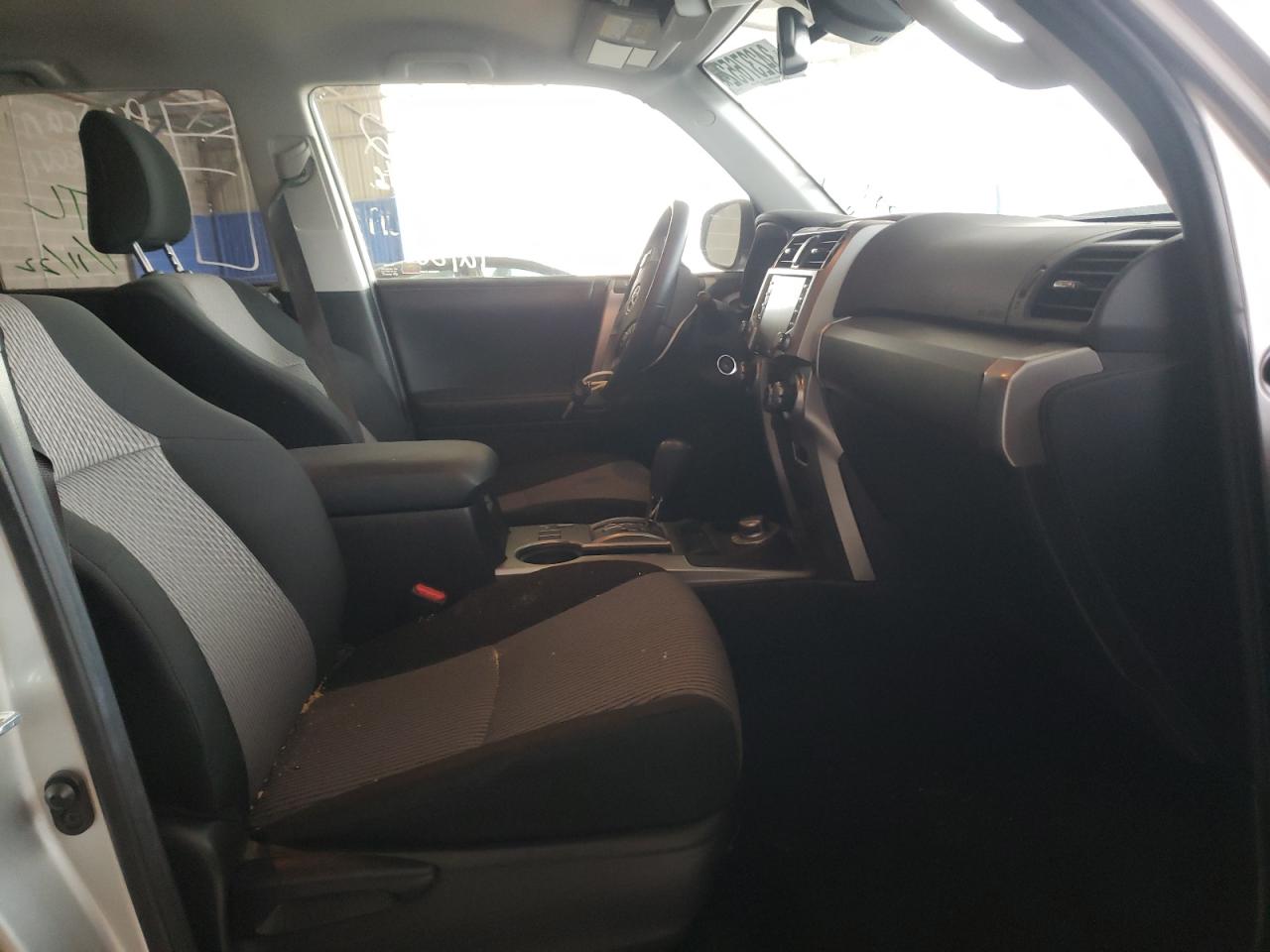 Photo 5 from auction – 2020 TOYOTA 4RUNNER SR with VIN JTEBU5JR1L5743938