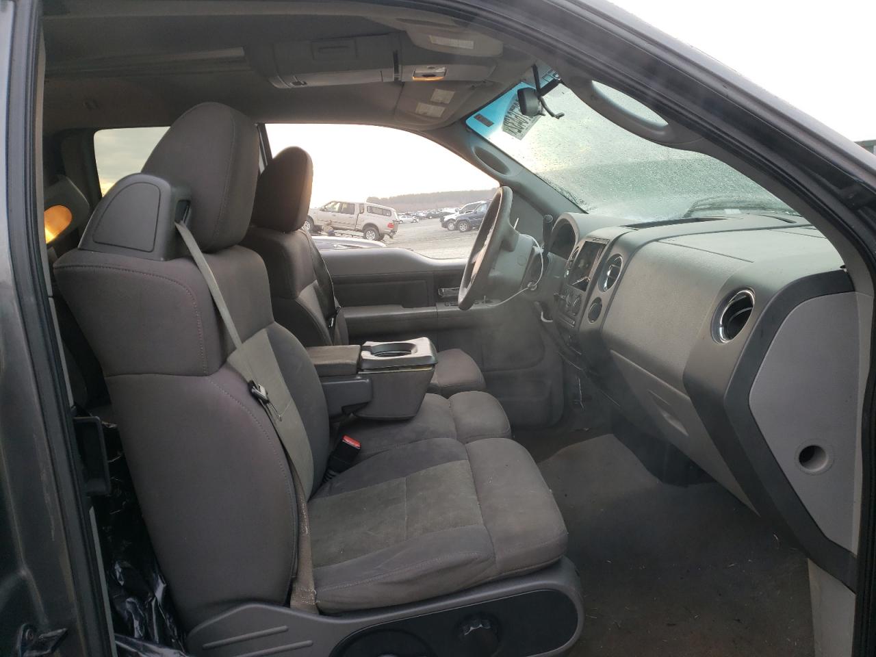 Photo 5 from auction – 2004 FORD F150 with VIN 1FTRX12W24NA15960