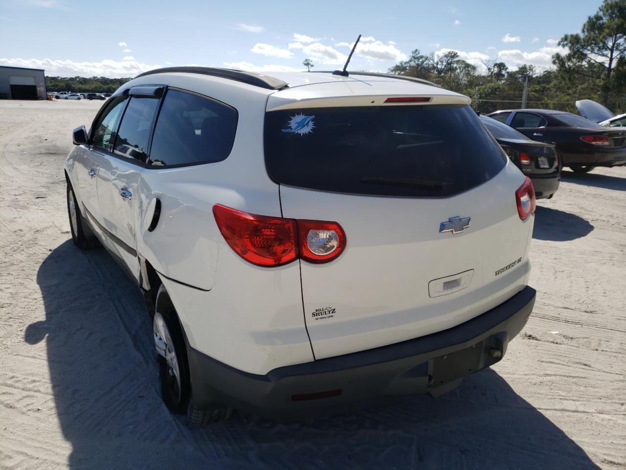 Photo 3 from auction – 2011 CHEVROLET TRAVERSE L with VIN 1GNKRFEDXBJ404683