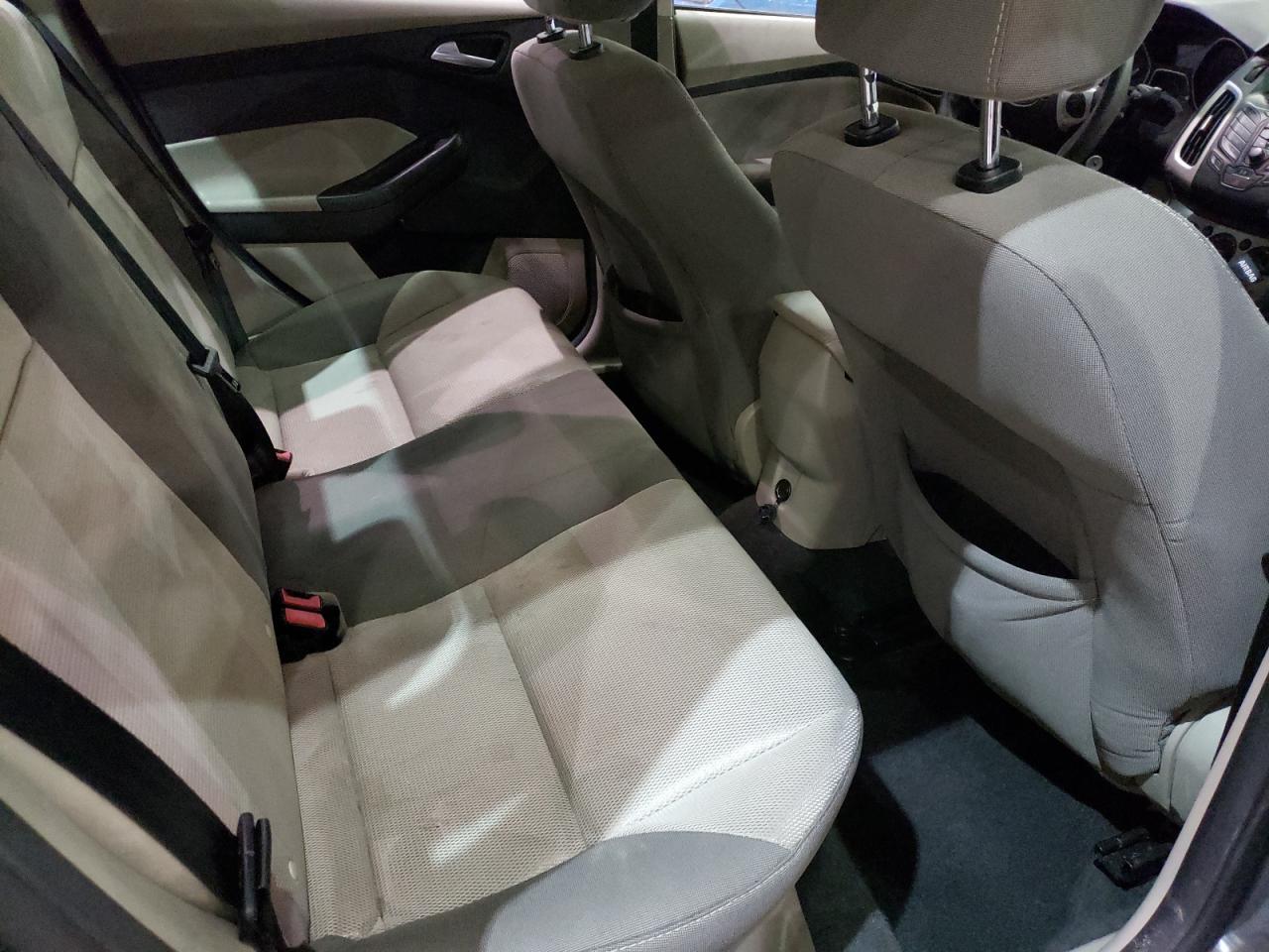 Foto 6 de la subasta – 2014 FORD FOCUS SE con VIN 1FADP3F21EL193536