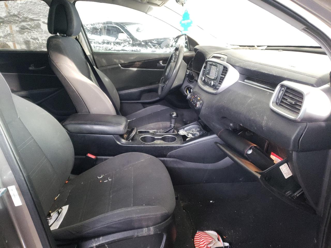Photo 5 from auction – 2016 KIA SORENTO LX with VIN 5XYPGDA5XGG176053